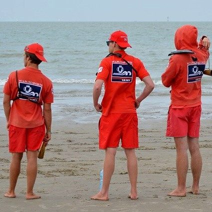 3 Lifeguards schauen aufs Meer